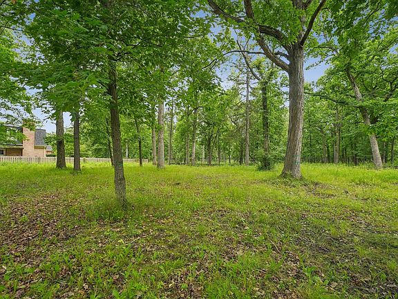 4th image of 398 Forest Edge Dr