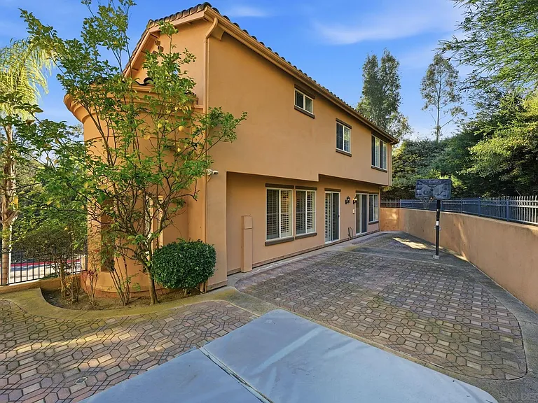 8010 Gilman Ct — Photo 35
