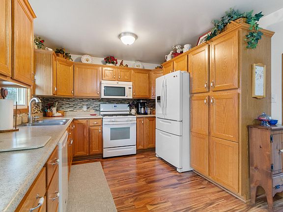 2nd image of 4092 Ethel St E