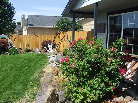 4th image of 989 NE Mahogany St