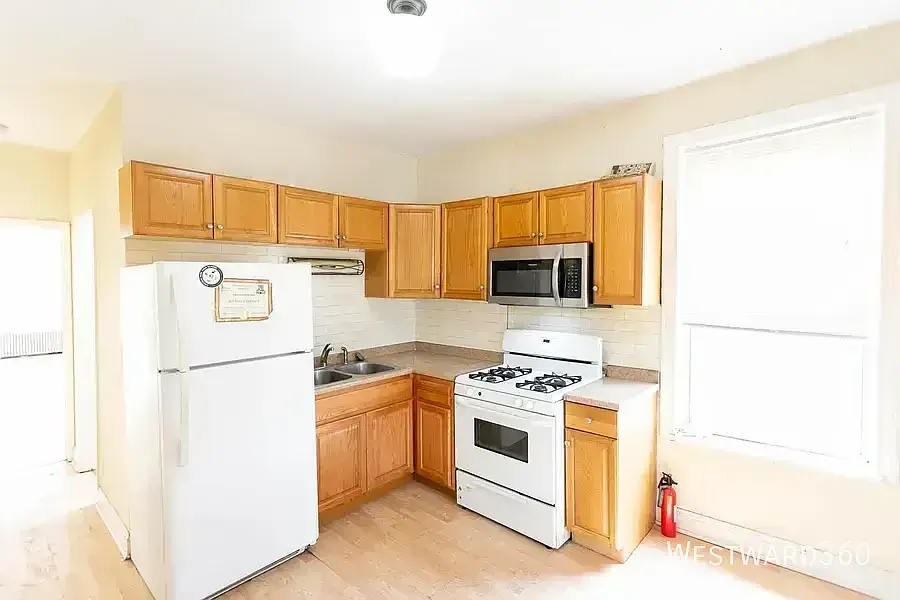 3900 N Sawyer / 3 bed - 1 bath / Irving Park / Available NOW — Photo 2