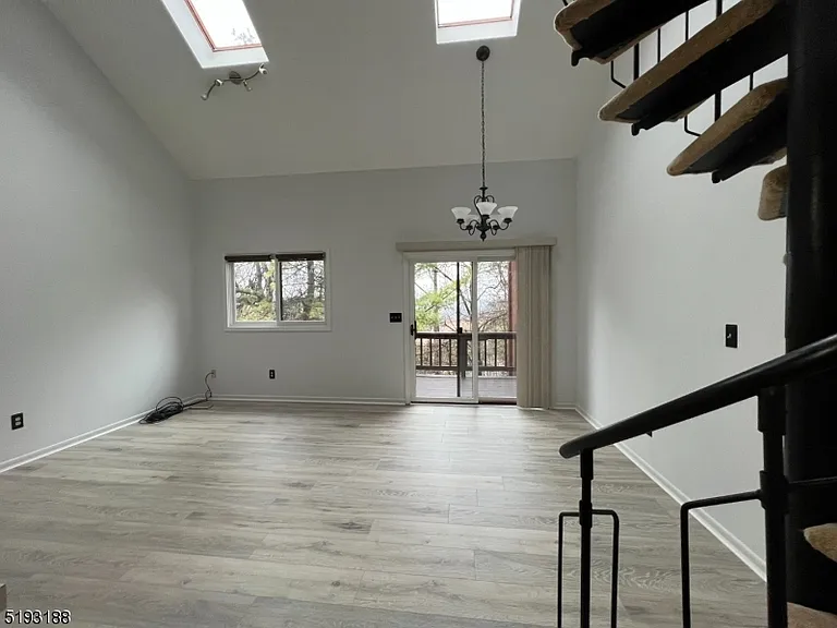 20 Augusta Dr #8 — Photo 4