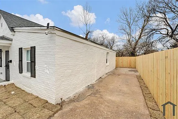869 N Montgomery St — Photo 16