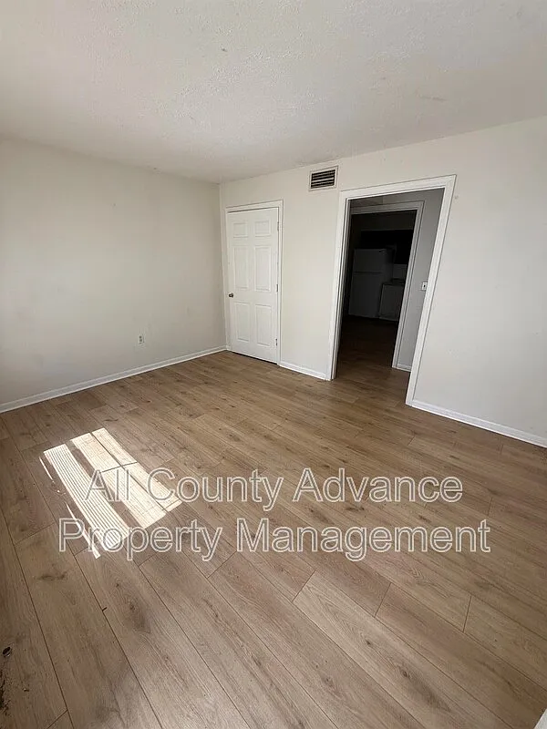 2 bed, 1.0 bath, 812 sqft, $1,000 — Photo 1