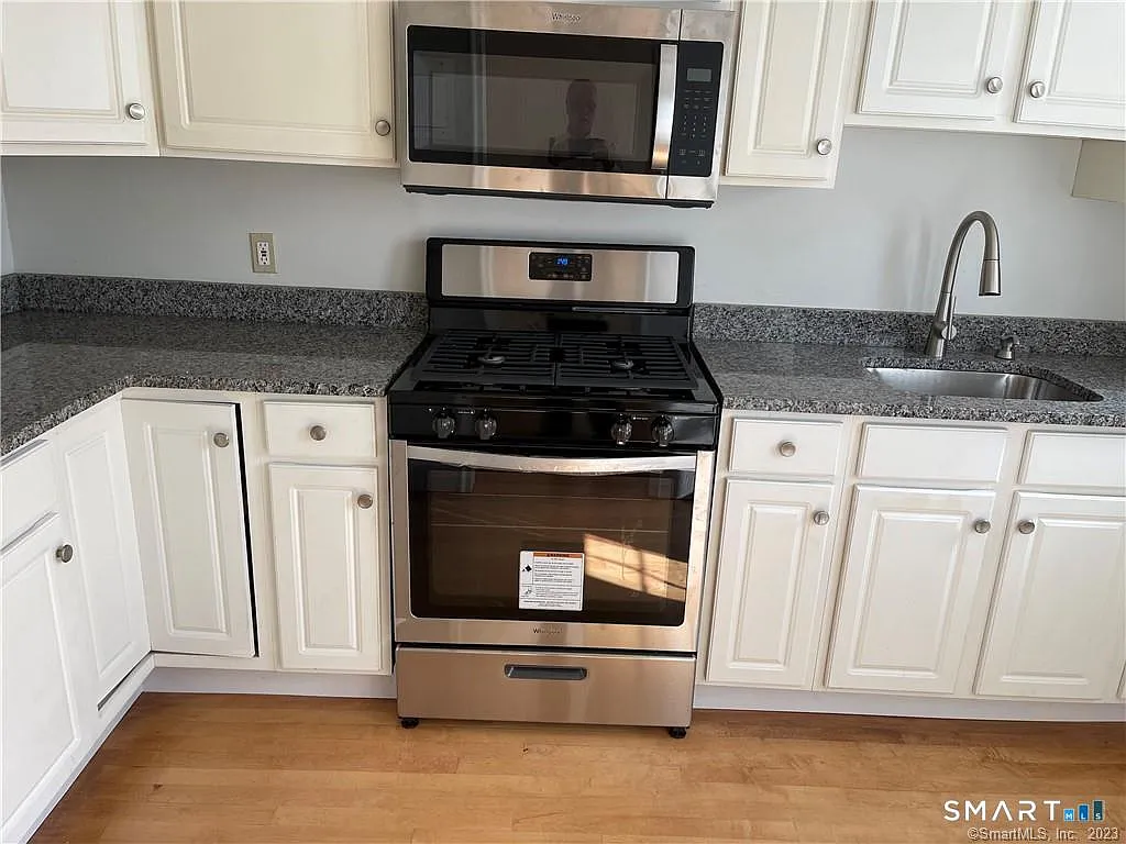 2 bed, 1.0 bath, 900 sqft, $1,950 — Photo 3