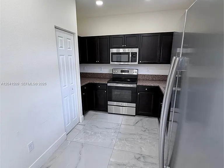 268 SE 31st Ave — Photo 6