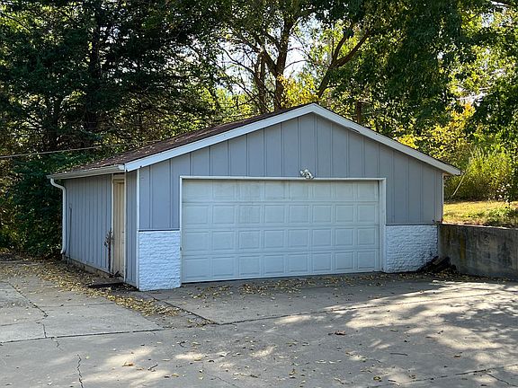 3rd image of 3125 Rolling Hills Dr