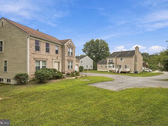 3rd image of 17 Strawhill Ct