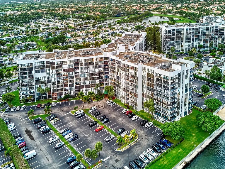 800 Parkview Dr #901 — Photo 59