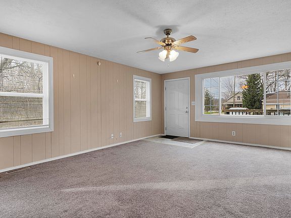 3rd image of 3690 Willow Dr NE