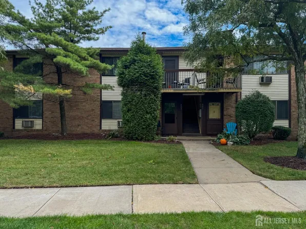 403 Cricket Ln, Woodbridge, NJ 07095