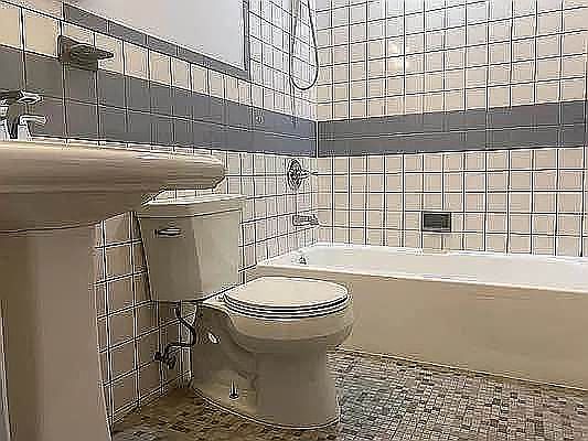 3rd image of 207 W 121st St APT 2R