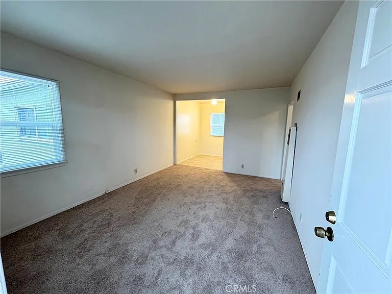 1042 W 7th St — Photo 4