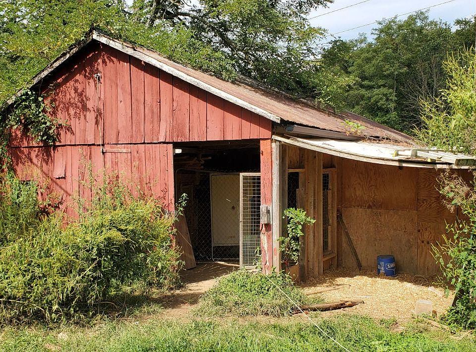 2nd image of 605 E Canoe Creek Rd