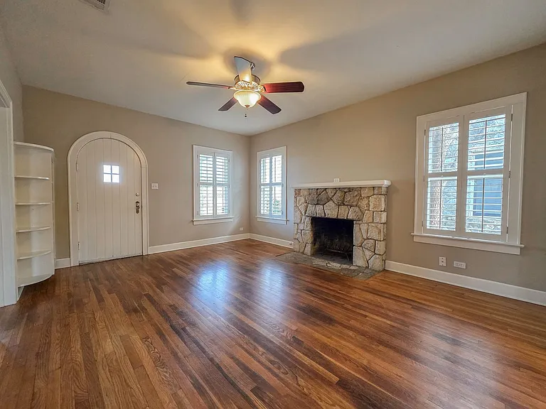 3901 Red River St — Photo 7
