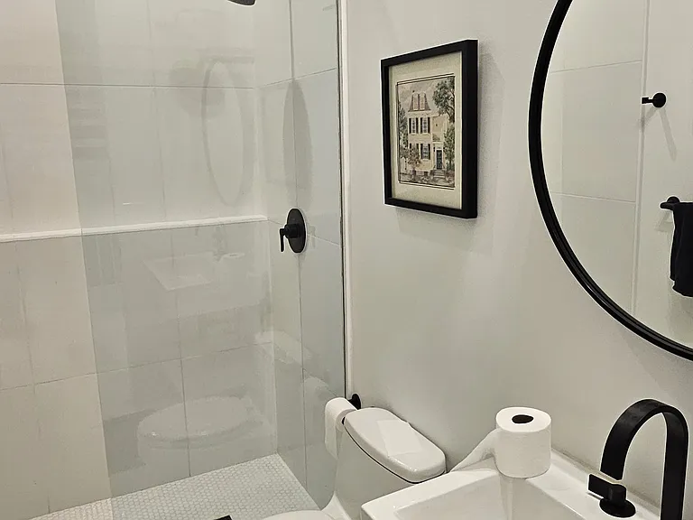 2110 E Roxboro Rd NE — Photo 34