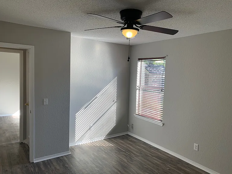 228 NW J St — Photo 14