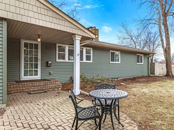 1812 Sunny Slope Ln, Saint Paul, MN 55116