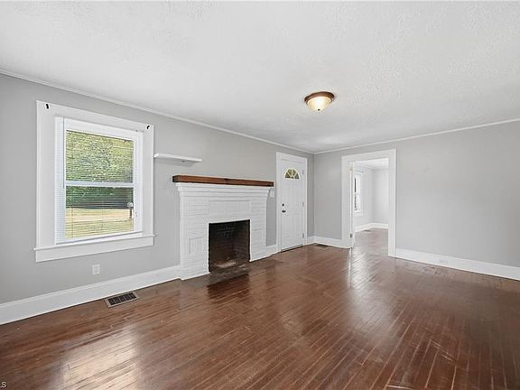 4th image of 210 Valdese Dr