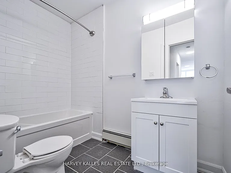 1046 Bathurst St #1 — Photo 16