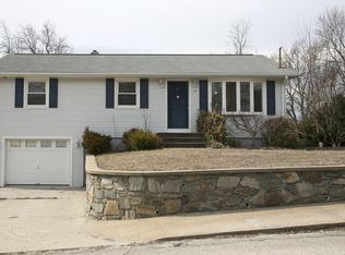 28 Grandview Dr, West Warwick, RI 02893