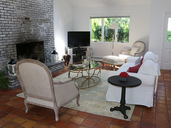 3rd image of 395 Dogwood Ln