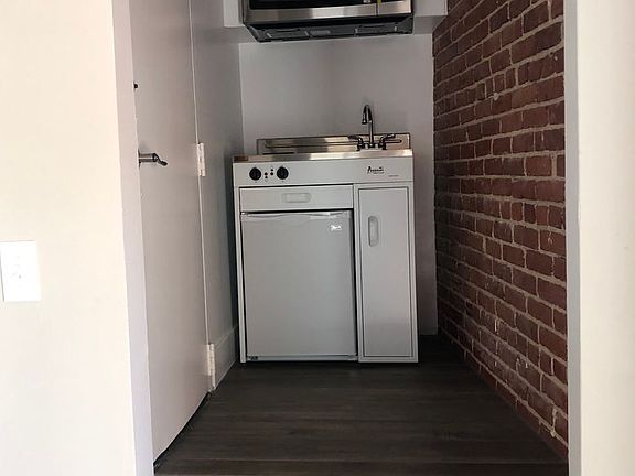 2nd image of 1825 N Cahuenga Blvd APT 408A