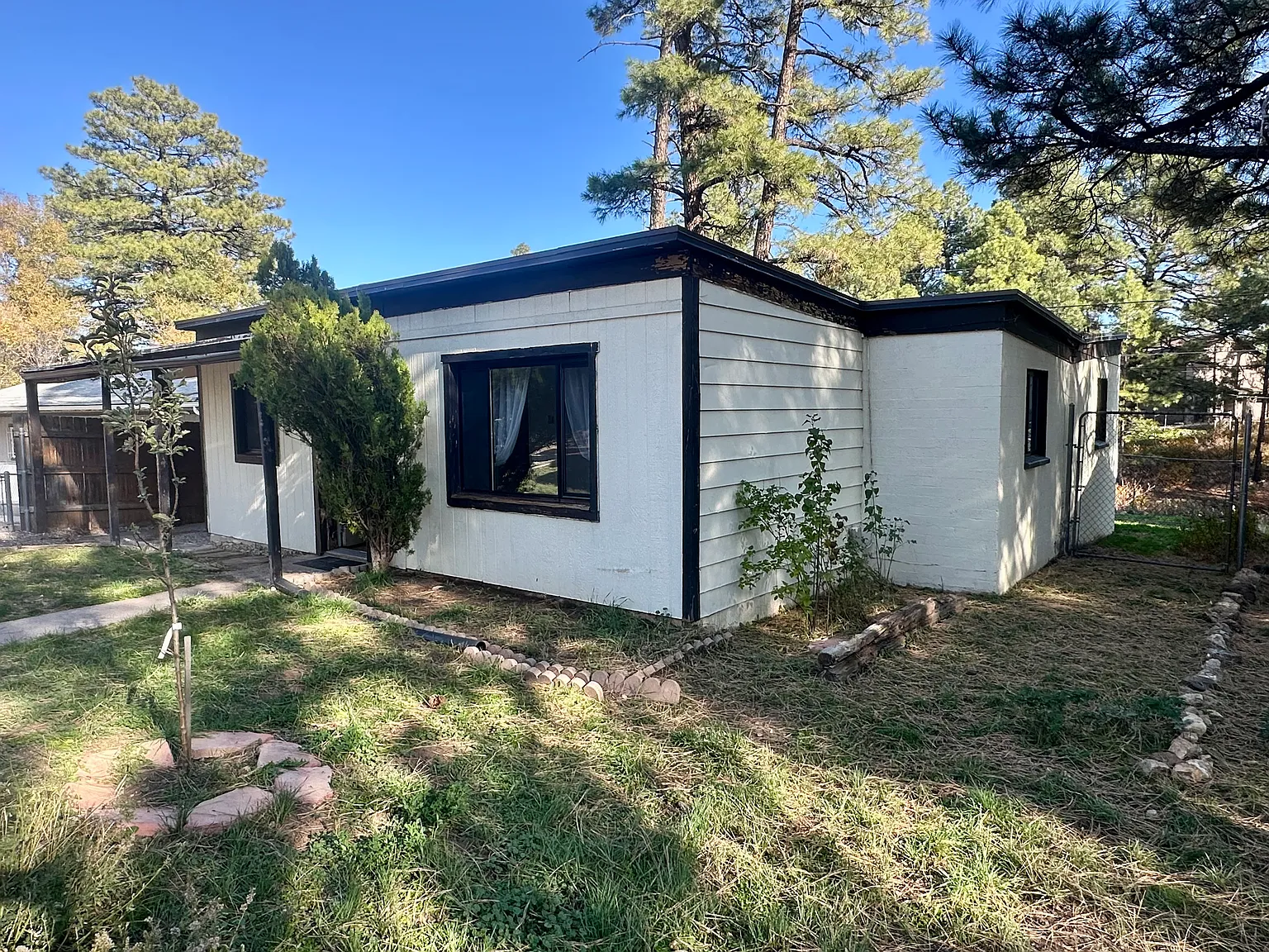 3 bed, 880 sqft, $2,100 — Photo 1