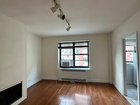 150 West 21st Street image 1 of 6