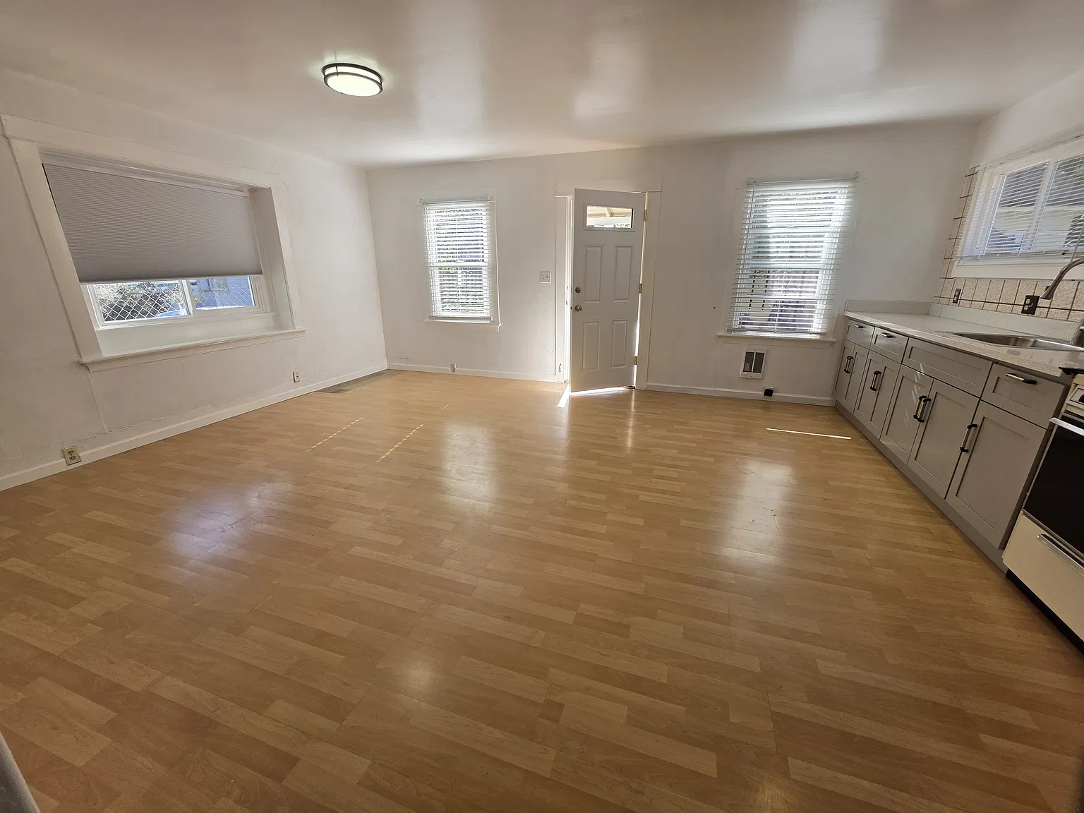2 bed, 750 sqft, $2,100 — Photo 3