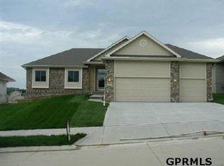 19824 Douglas Cres, Elkhorn, NE 68022