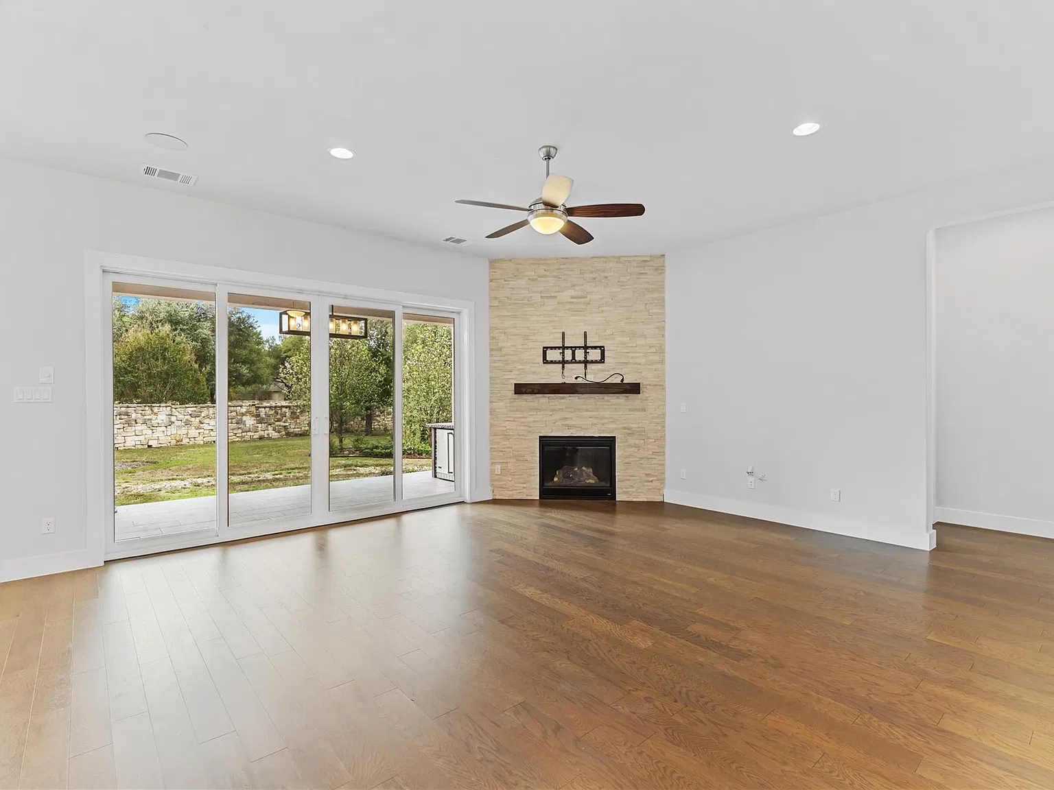 3 bed, 3.5 bath, 2747 sqft, $3,000 — Photo 4