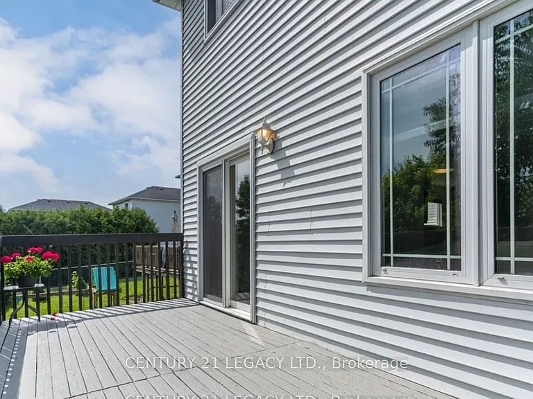 339 Lewis Dr W #UPPER — Photo 12