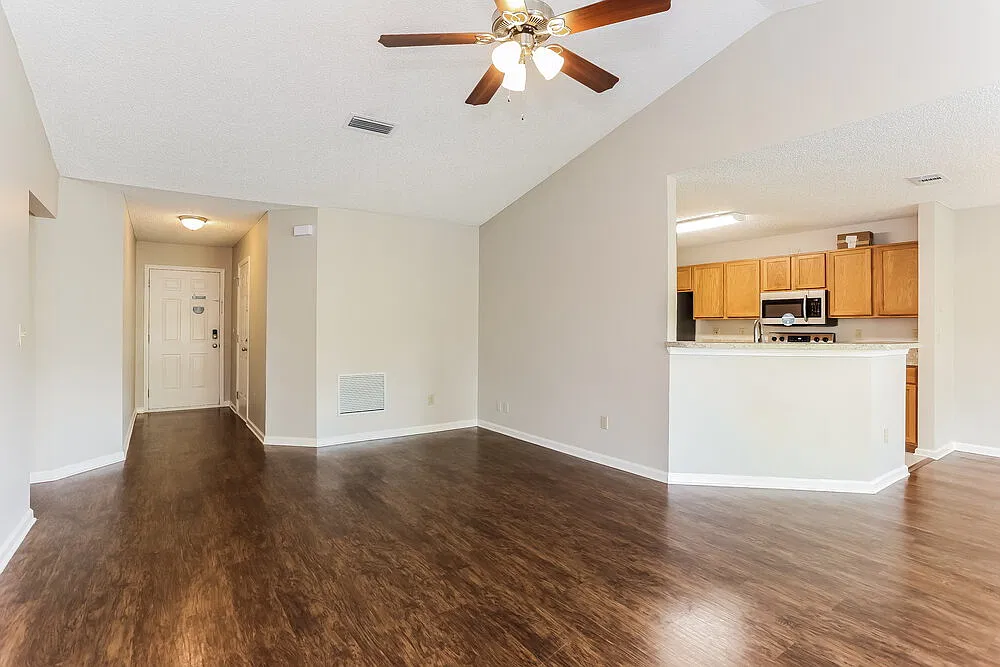 3 bed, 2.0 bath, 1560 sqft, $1,985 — Photo 3