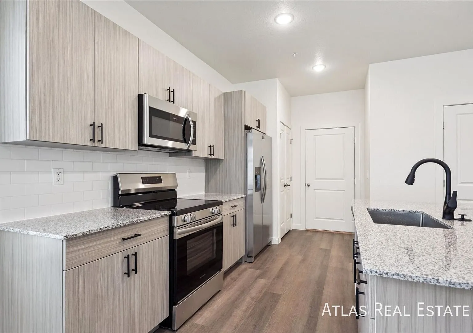 Limited Supply On 2-Beds!! Move In Today, Deposits Only $1,000! — Photo 2