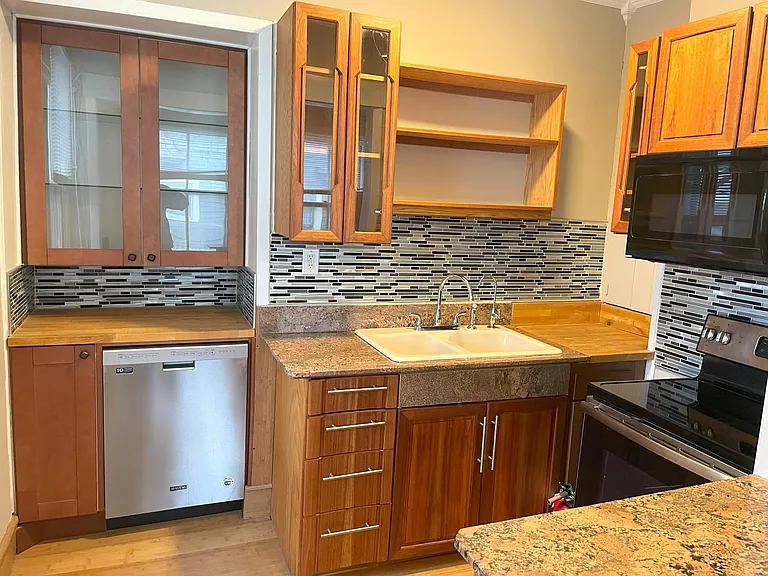 Modern kitchen - custom cabinets and granite countertops, stainless appliances.
