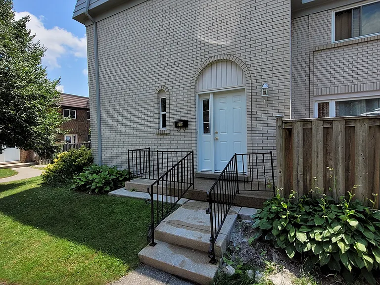 585 Gainsborough Rd #66 — Photo 1