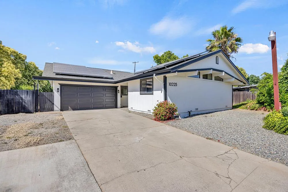 10225 Los Palos Dr photo 1