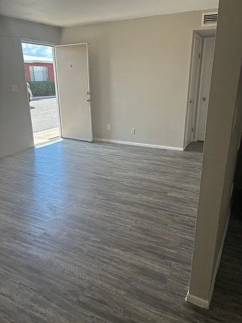 2 bed, 800 sqft, $1,095 — Photo 2