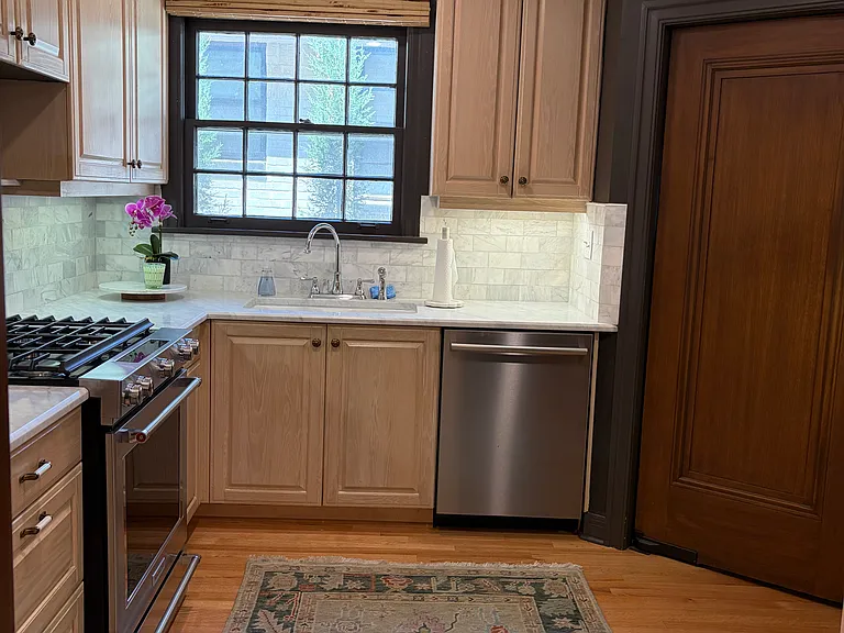 1119 Bedford Dr — Photo 3