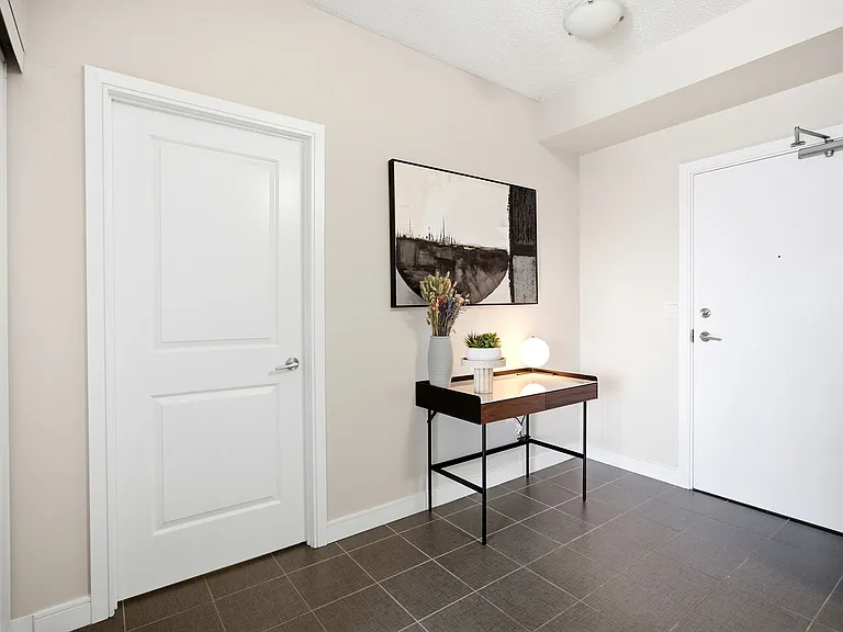570 Bay St — Photo 44