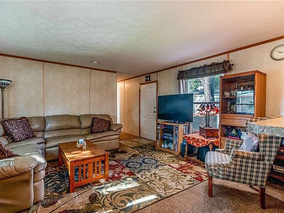 3rd image of 21 W Meadow Dr