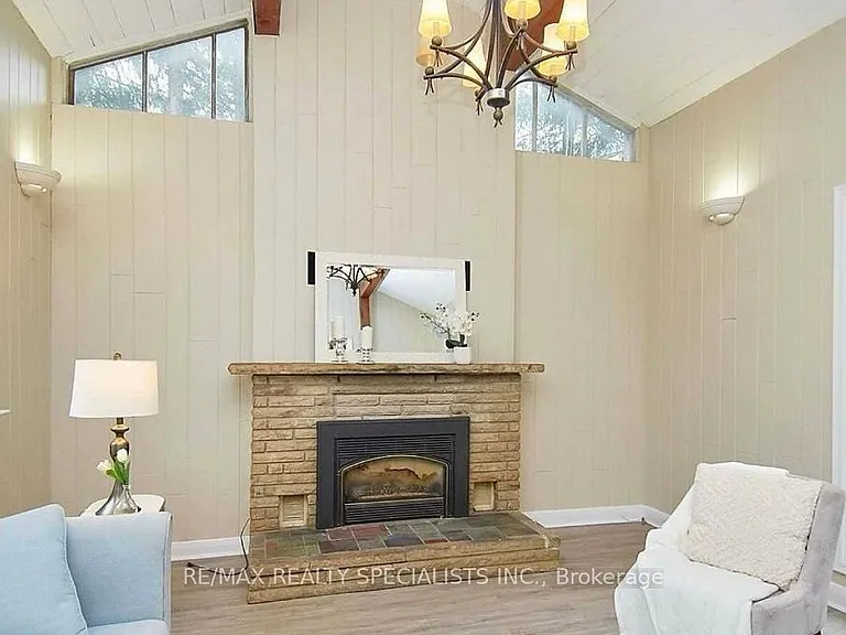 1395 Lorne Park Rd — Photo 11