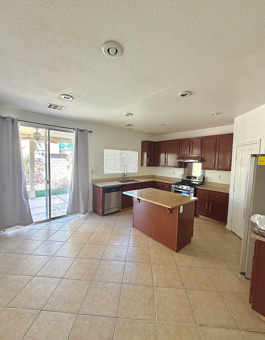 5 bed, 2781 sqft, $2,300 — Photo 3