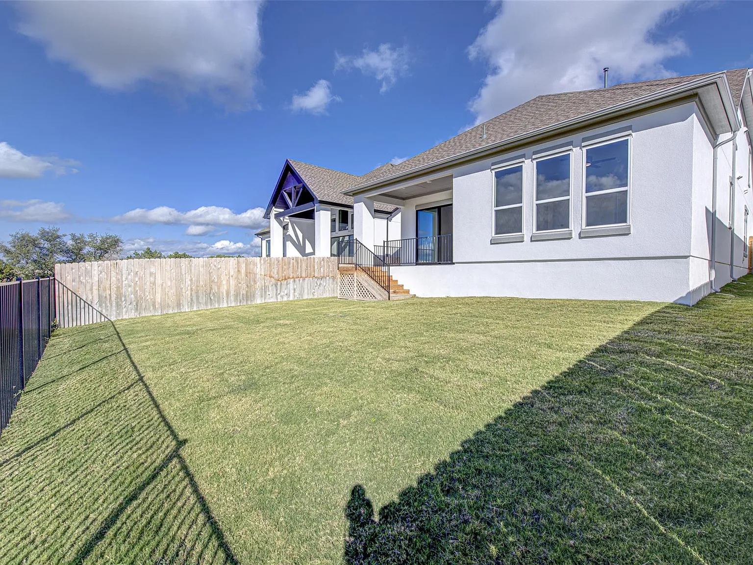 5 bed, 4.0 bath, 3072 sqft, $3,190 — Photo 4