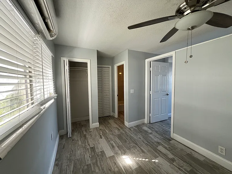 115 S Oak St #6 — Photo 6