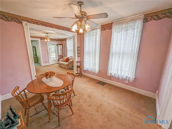 3rd image of 923 N Main St