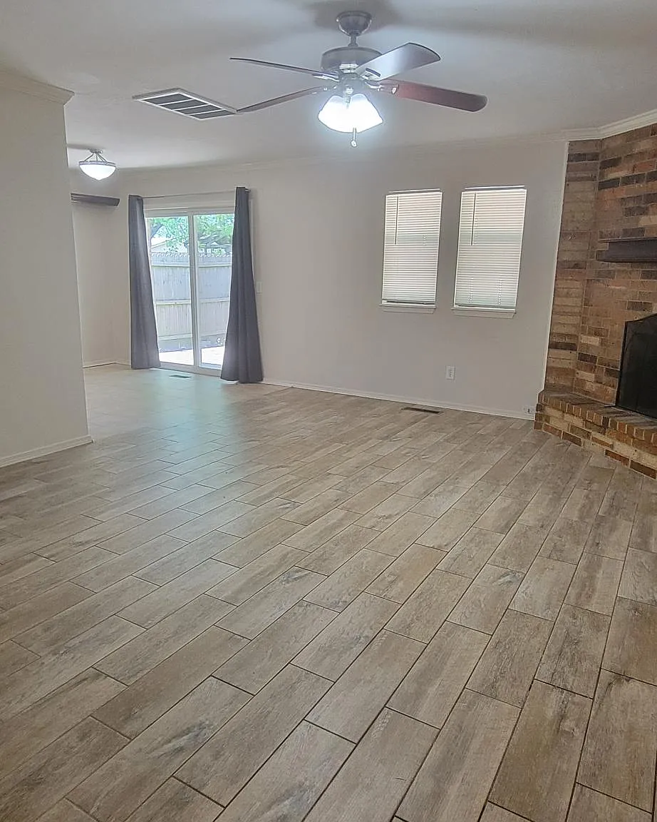 707 Hawthorne Ln — Photo 4