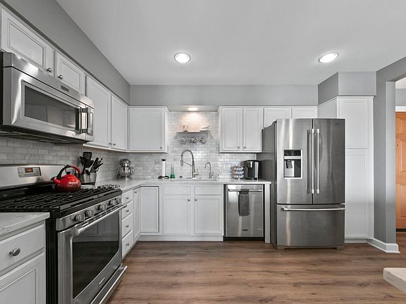 3rd image of 4655 N Cumberland Ave APT 506