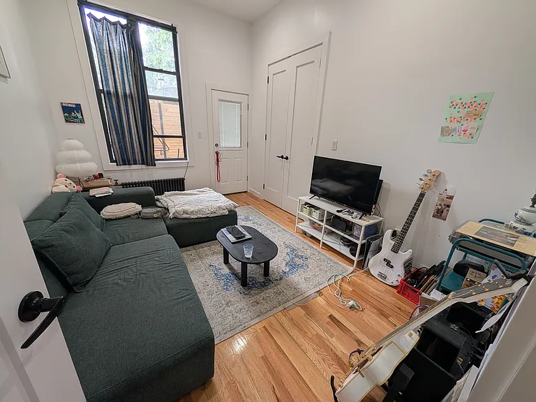 96 Scholes St #1R — Photo 6